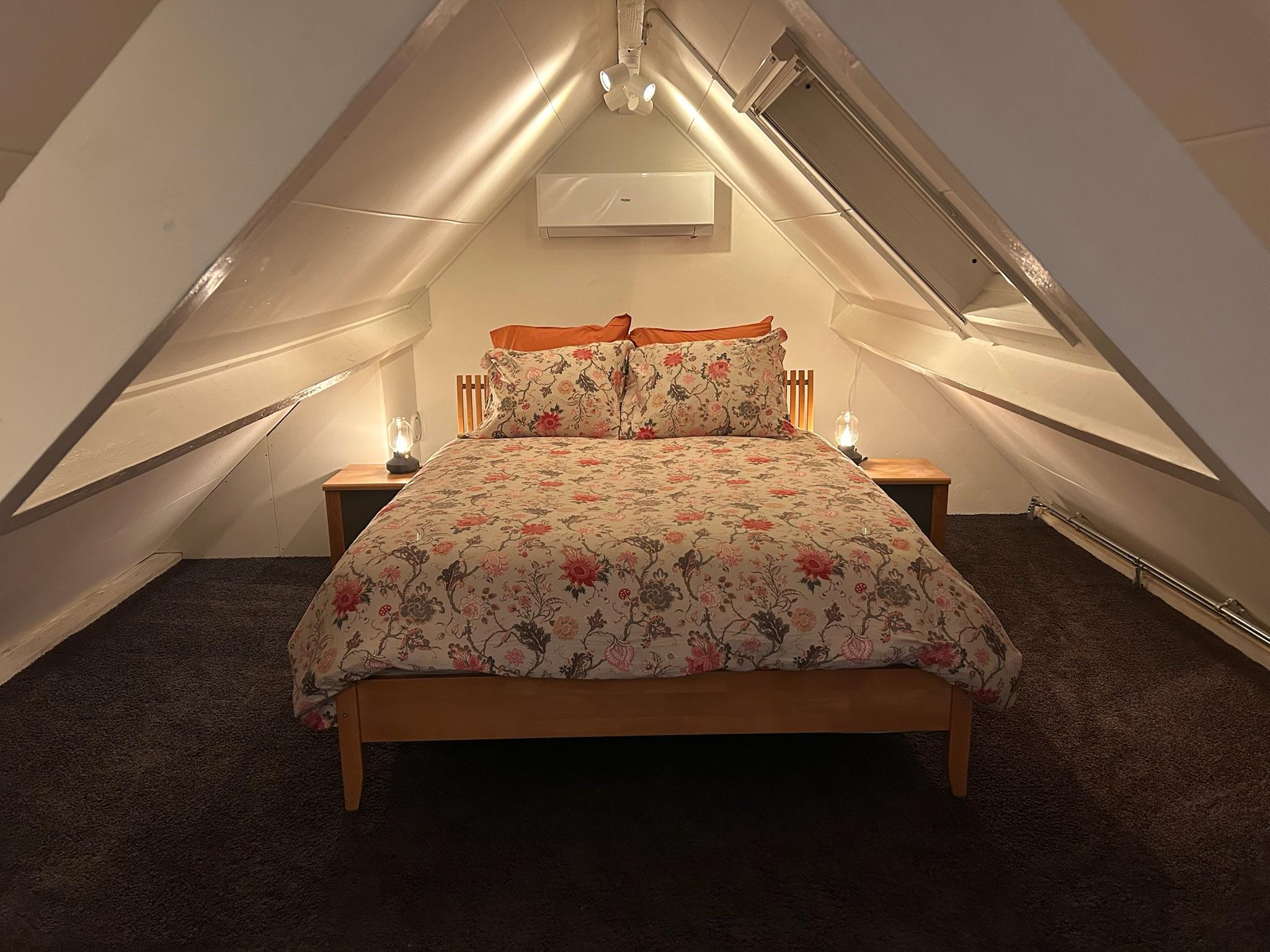 Kruisbergsetuin Bed en Breakfast: Vooraanzicht van de B en B met de houtgestookte hottub en loungeset