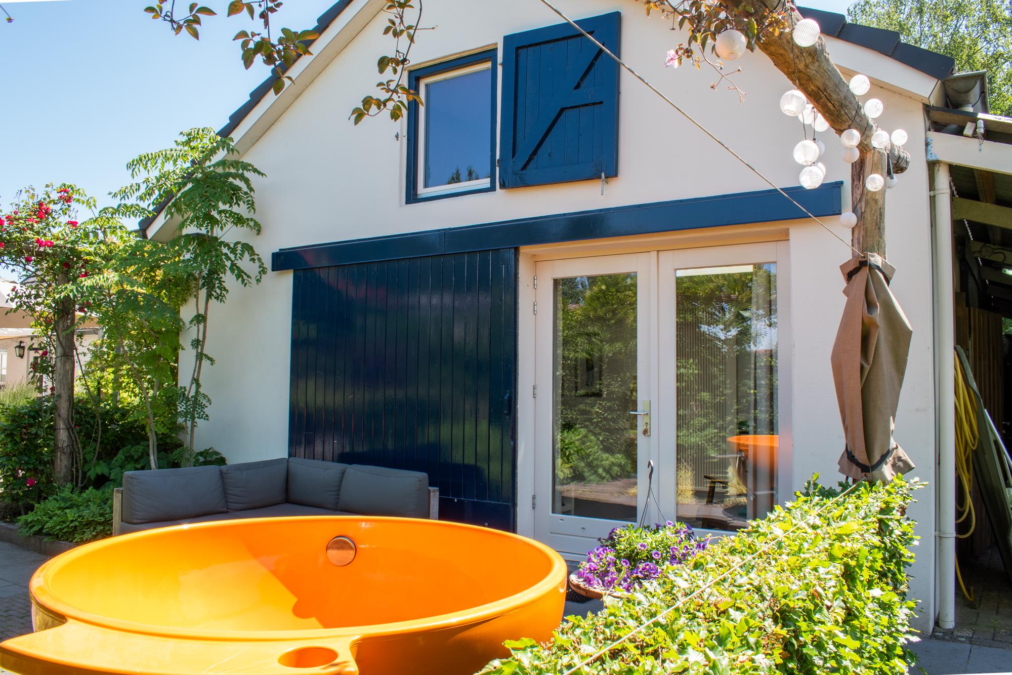 Kruisbergsetuin Bed en Breakfast: Vooraanzicht van de B en B met de houtgestookte hottub en loungeset