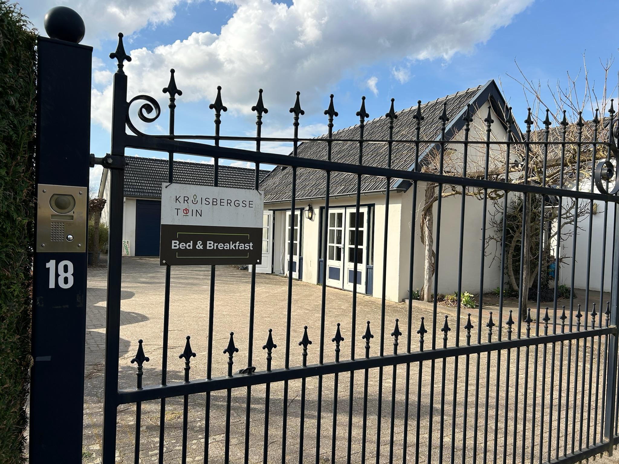 The entrance gate at Kruisbergsestraat 18 with the Kruisbergsetuin Bed & Breakfast sign